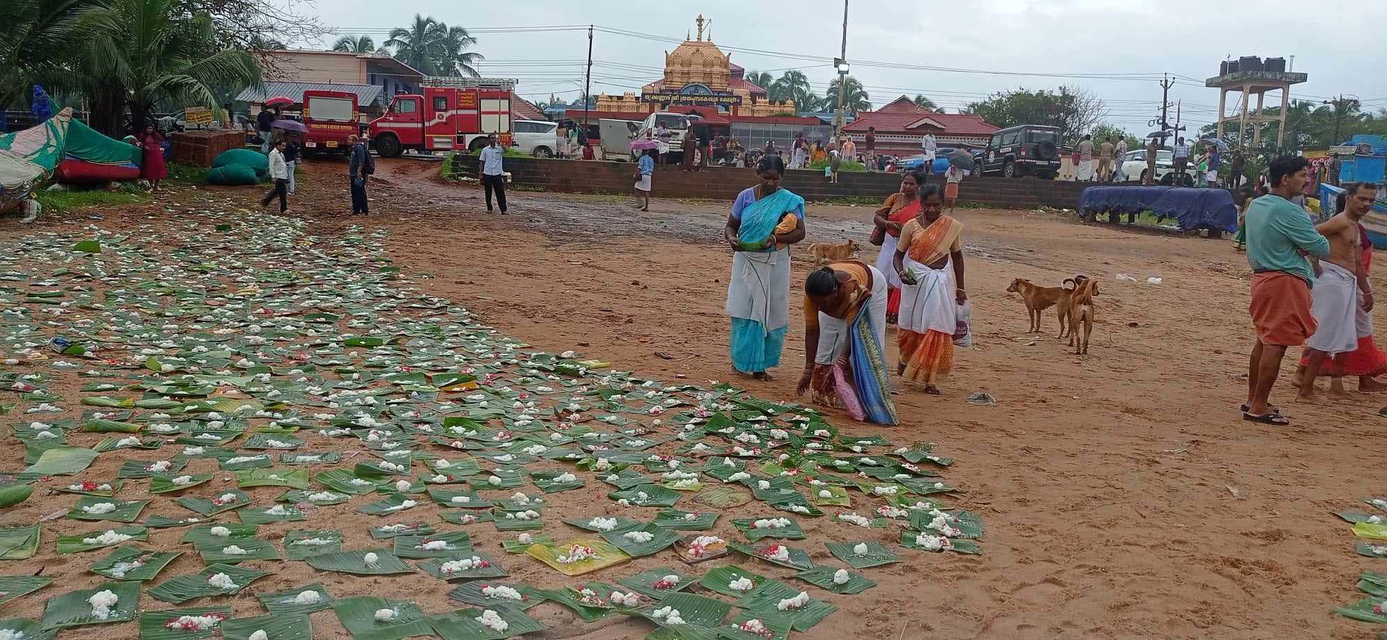 പിതൃമോക്ഷത്തിനായി ഉറ്റവര്‍ ബലിയര്‍പ്പിച്ചു