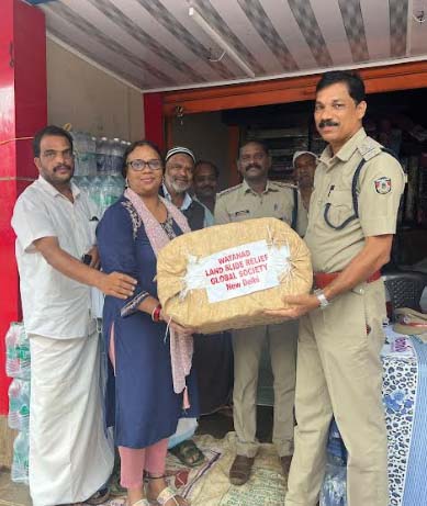 ദുരിതാശ്വാസ ക്യാമ്പിലേക്ക് സാധനങ്ങള്‍ ഏറ്റുവാങ്ങി