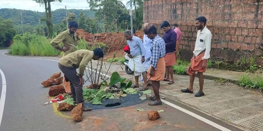 അരയാക്കടവ് - കയ്യൂര്‍ റോഡില്‍ വന്‍ ഗര്‍ത്തം