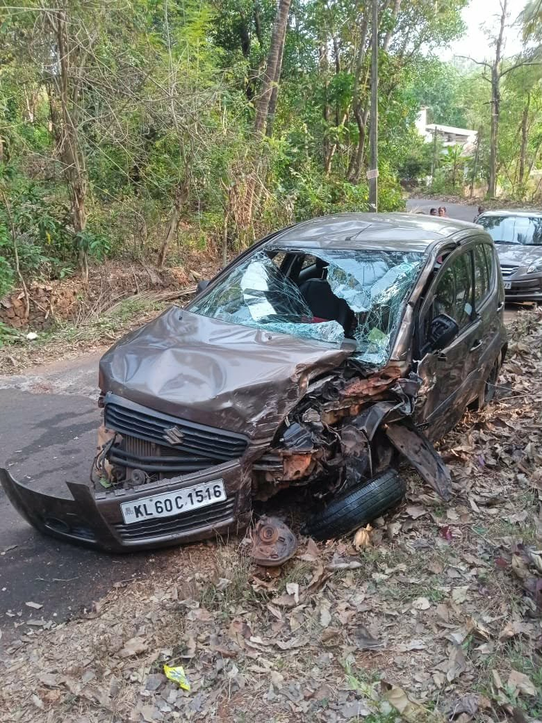 കാര്‍ മതിലിലിടിച്ച് റിട്ട. എഞ്ചിനീയര്‍ക്ക് പരിക്ക്