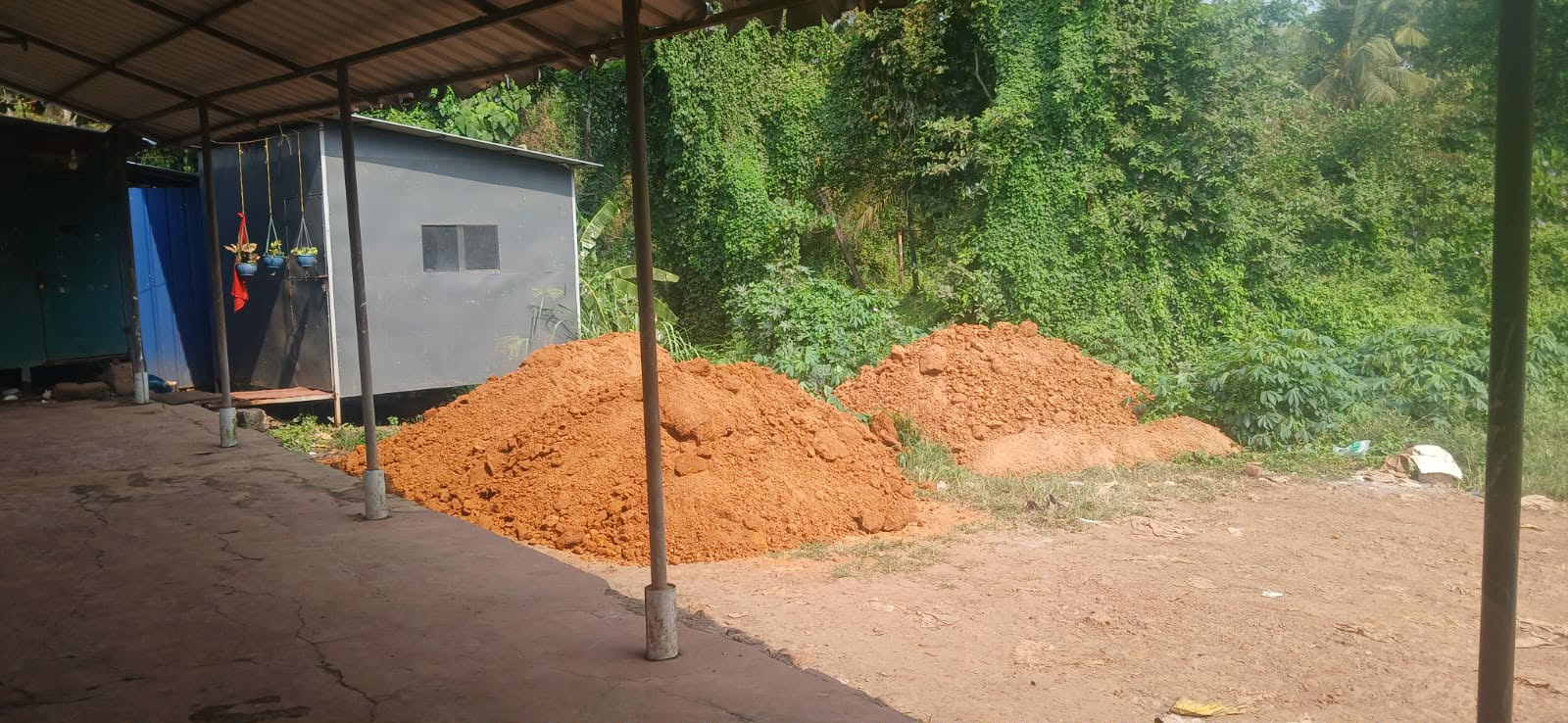 ഒഴിപ്പിച്ച മത്സ്യമാര്‍ക്കറ്റിന് സമീപം മണ്ണിട്ട് നികത്താനുള്ള സ്വകാര്യവ്യക്തിയുടെ നീക്കം തൊഴിലാളികള്‍ തടഞ്ഞു