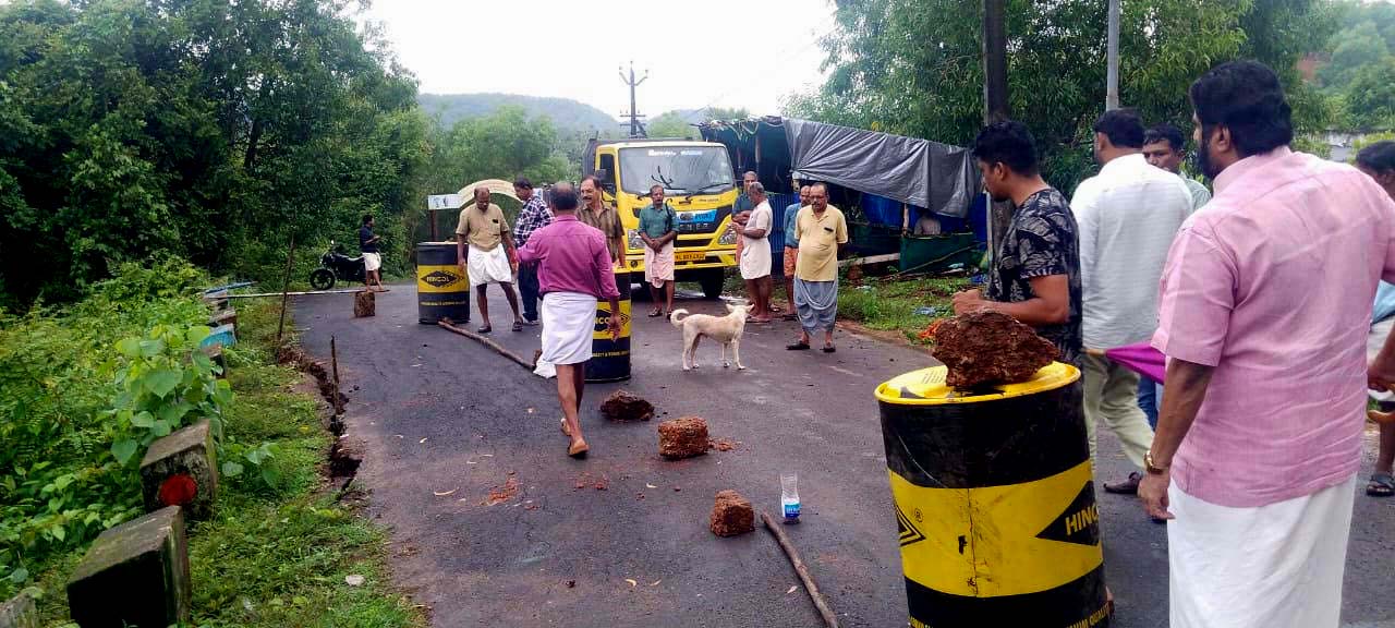 കനത്ത മഴ: ചാത്തമത്ത്  റോഡില്‍ വിള്ളല്‍ വീണു