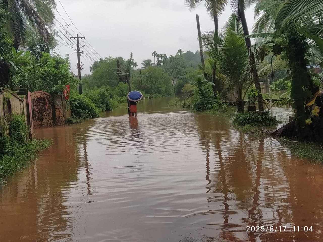 ചെമ്മട്ടംവയല്‍-അമ്പലത്തുകര റോഡില്‍  ഗതാഗതം നിലച്ചിട്ട് അഞ്ച് ദിവസം