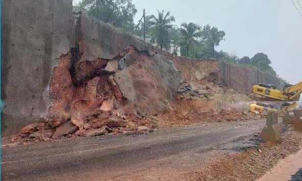 ബേവിഞ്ചയില്‍ മണ്ണിടിച്ചില്‍ തുടരുന്നു;  ദേശീയപാതയില്‍ ഗതാഗതം നിരോധിച്ചു